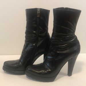 Donald J Pliner lug sole platform boots. Size 7